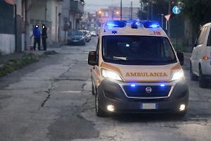 Aggredisce 2 donne in casa, poi si ferisce rompendo una vetrata