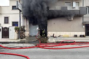 Incendio in una attività commerciale, fumo e fiamme