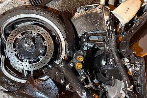 Scontro nella notte tra scooter e auto, centauro in prognosi riservata