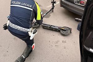 Incidente tra monopattino e moto in via Dante, giovane ferito alla testa