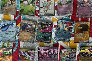 Rapina armata in un negozio di carte Pokémon, tentano di rubare una Tesla ma il piano salta