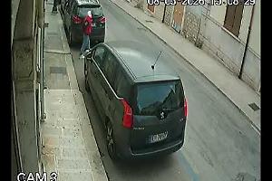 Un uomo ripreso mentre fa i bisogni in strada. Il video che indigna