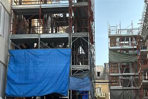 Due operai cadono dal quinto piano in Città Vecchia, paura in via Garibaldi. Le foto