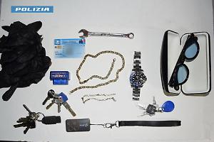Ruba un mazzo di chiavi in un'auto, risale all'indirizzo del proprietario e tenta di svaligiargli casa