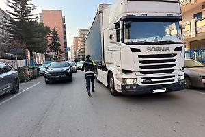 Operaio della pulizia stradale investito da un tir. Le foto
