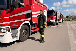 Incendio in un appartamento alla Salinella, vigili del fuoco in azione