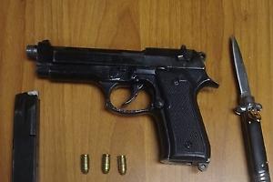 Lancia pistola e coltello sui binari della ferrovia: arrestato 20enne