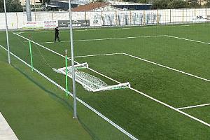 Vandali allo stadio comunale: danneggiata una porta e devastati i servizi. Le foto