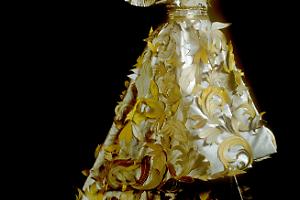 Sculture di seta tra gli ori: Roberto Capucci espone al MArTA