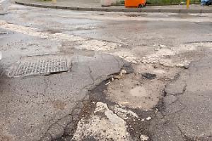 Tamburi, via Orsini nel caos: strada impraticabile e scavi senza protezioni