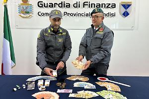 Hashish, cocaina e contanti in auto e in casa: arrestato 24enne