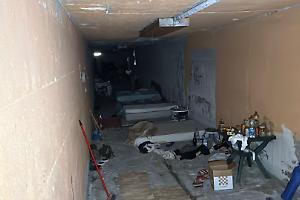 Ecco dove dormono gli invisibili di Taranto: lettini e giacigli di fortuna scavati nel sottovia. Le foto