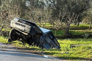 Resta incastrato tra le lamiere dopo l'incidente, un ferito