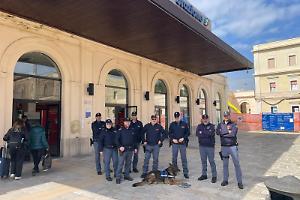 Controlli straordinari in stazione, verifiche su passeggeri e bagagli. Le foto