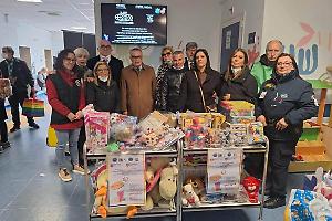Solidarietà in Pediatria, doni e sorrisi per i bambini del “Nadia Toffa”. Le foto