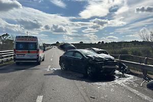 Scontro tra due auto sulla statale 7, due feriti
