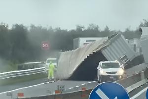 Tir di traverso sull’A14, traffico paralizzato tra Canosa e Andria
