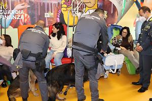 Solidarietà in corsia, la Guardia di Finanza dona 5.000 euro al reparto pediatrico. Le foto