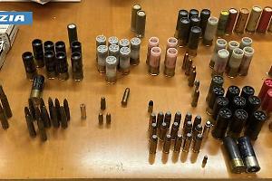 Nascondeva in casa due borsoni pieni di munizioni, denunciato un 29enne