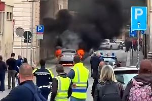 Auto in fiamme in centro, paura a pochi passi dalla stazione