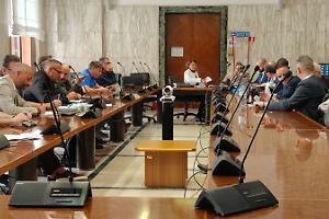 Ex Ilva, scontro sulla Cig: “Fuori dall’amministrazione straordinaria. Così è bagno di sangue”. I video