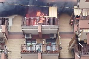 Incendio in via Rizzitelli, donna soccorsa per aver inalato fumi