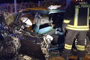 Scontro frontale tra due auto, due morti e cinque feriti gravi. Le foto