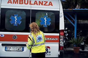 Auto si ribalta dopo l'incidente, un uomo muore schiacciato