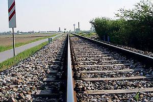 Travolto da un treno all’alba, muore un uomo: traffico ferroviario in tilt