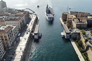 Apertura straordinaria del ponte girevole per il passaggio di una unità navale