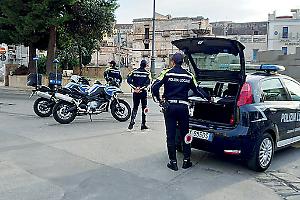 Salvano una donna in difficoltà: il sindaco Bitetti elogia l’intervento della Polizia Locale