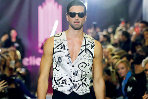 Al Teatro Fusco “La bellezza della salute”: giovani a confronto con il supermodello Fabio Mancini