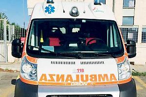 Precipita dal 5° piano mentre sistema una tenda da sole: morto un 89enne