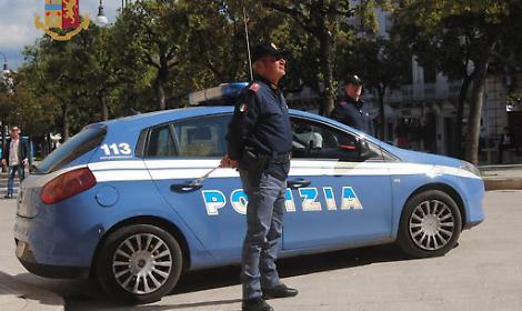 Figlio in fuga senza patente, madre aggredisce i poliziotti: doppia denuncia