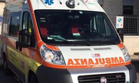 Incastrato tra le lamiere dell'auto che prende fuoco, muore dopo lo schianto