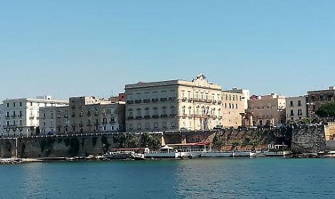 Lido Azzurro si mobilita contro il rigassificatore, sit in davanti al Palazzo di Citt&agrave;