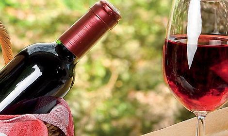 Festa del pap&agrave;, in Puglia vincono vino e esperienze: boom dei regali da condividere