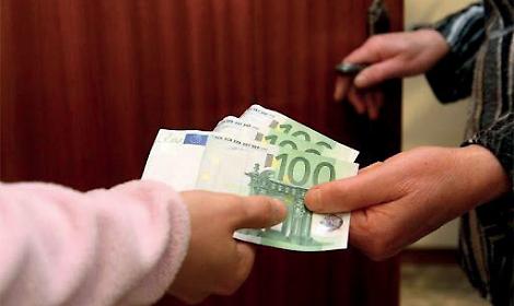 Tentano di truffare un&rsquo;anziana chiedendo oro e soldi, decisivo l'intervento della polizia