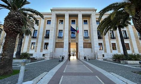 Auto si ribalta su un ponte della Statale 16 e rischia di precipitare nel vuoto