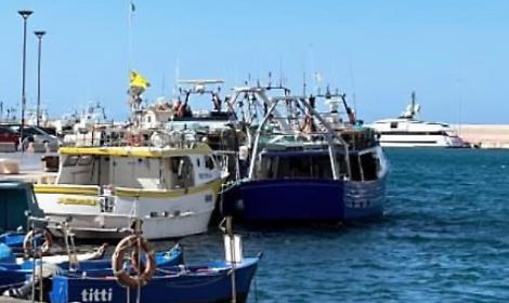 Il corpo senza vita di un uomo affiora tra i pescherecci del porto