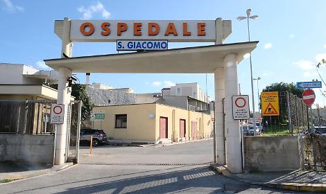 Completamente nudo per strada, entra in un negozio e aggredisce il titolare