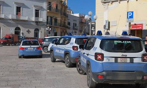 Forza il posto di blocco e investe un agente, arrestato dopo un inseguimento