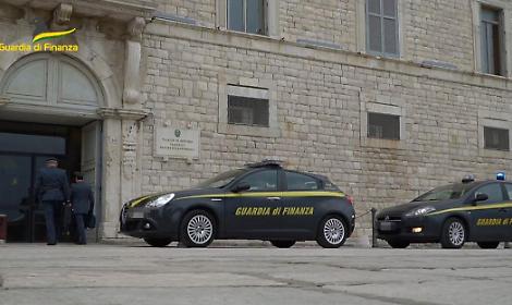 Sequestrati soldi e 185 auto per un valore di 650 mila euro a un imprenditore indagato per violenze familiari