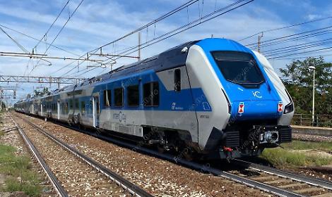 Incendio vicino ai binari, traffico ferroviario in tilt. Ritardi sulla linea adriatica