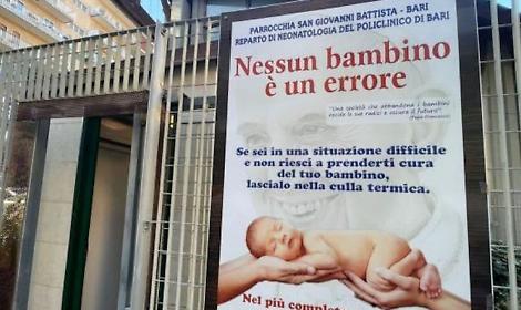 Neonato morto nella culla termica, il parroco patteggia 1 anno