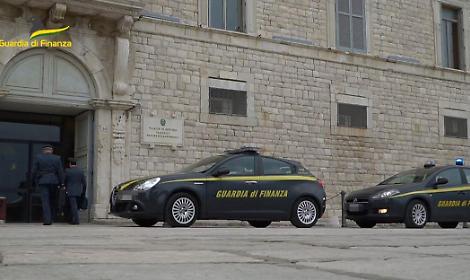 Corruzione, falso ideologico e rivelazione di segreti d’ufficio, scattano arresti e sequestri