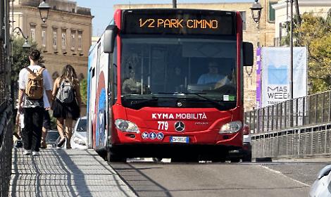 Un mezzo di Kyma Mobilità sul Ponte Girevole