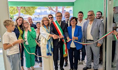 Il taglio del nastro alla scuola Monterisi di Bisceglie