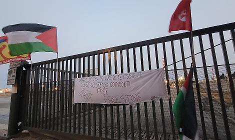 La protesta Usb davanti ai cancelli della Raffineria Eni di Taranto