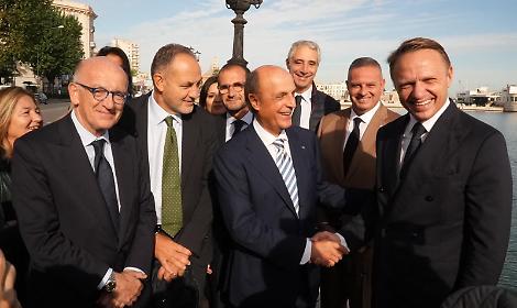 Luigi Lobuono stringe la mano a Francesco Lollobrigida